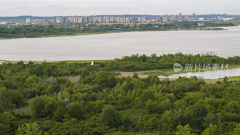 皇后区与牙买加湾海岸在Canarsie公园，布鲁克林，纽约的远景。