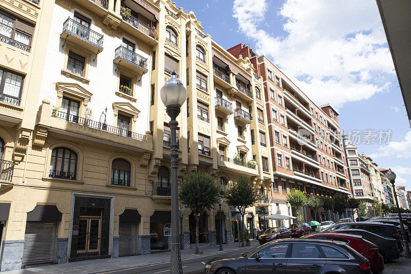 西班牙市中心的公寓楼和停放的汽车