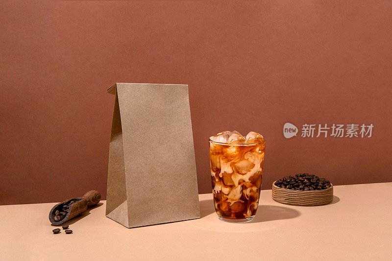 咖啡身份品牌模型。空白的棕色手工包，里面有咖啡豆和咖啡杯。包装模板的标志，品牌，不干胶，标签。
