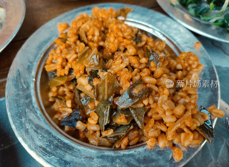 传统的土耳其纯素小麦块状食物作为开胃菜在伊斯坦布尔火鸡