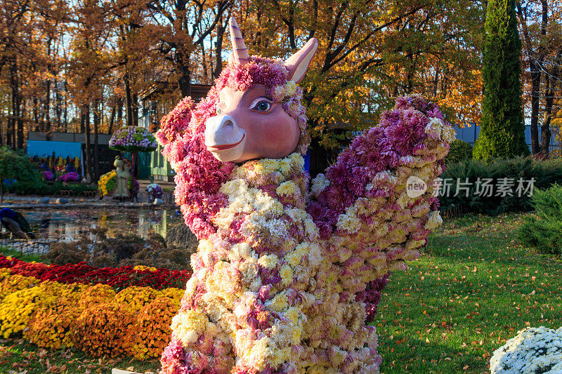 秋天，公园里用菊花做成的独角兽