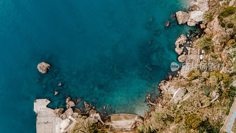 空中蓝绿色的大海和悬崖，蓝绿色的大海背景，空中的水撞击悬崖，海滩岛，大海和悬崖背景照片