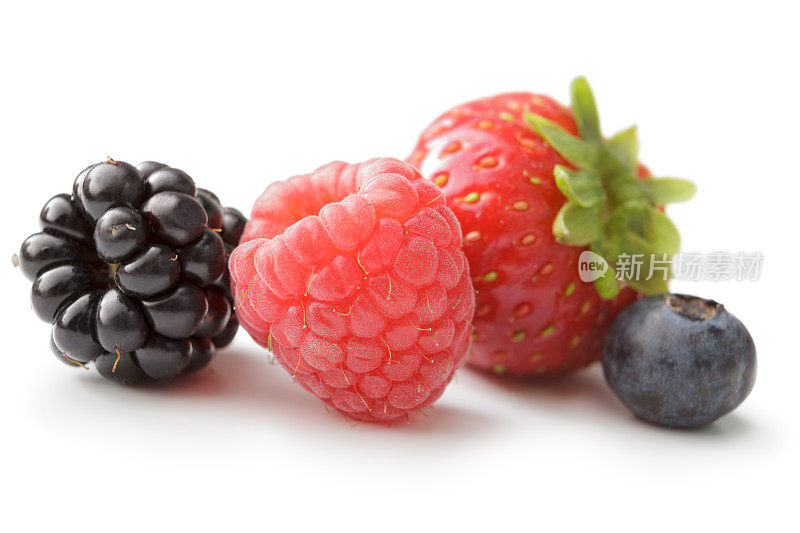 水果:草莓，覆盆子，蓝莓和黑莓分离在白色背景