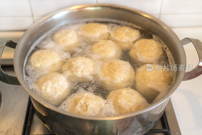 在家庭厨房做杏子饺子