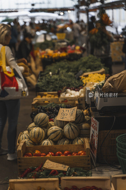 街市上的水果和蔬菜摊