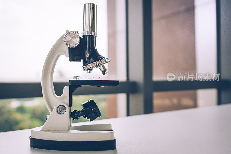 实验室桌上的显微镜