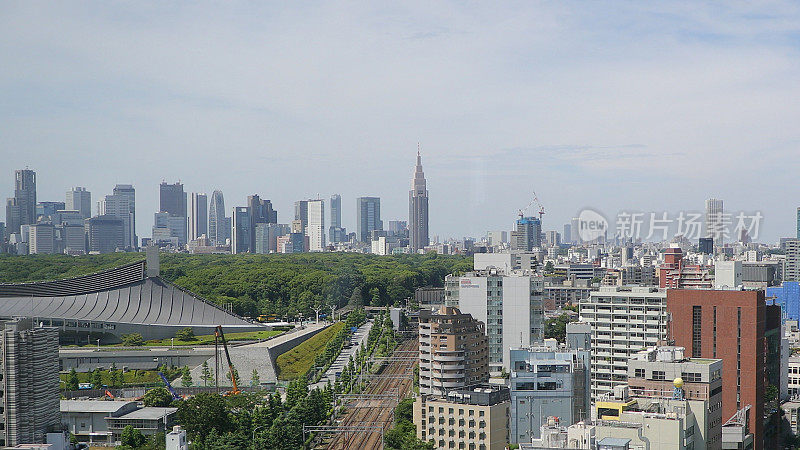 白天城市景观的屋顶顶部视图