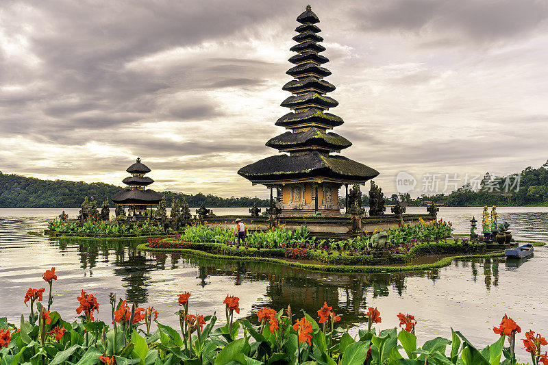 乌伦达努指的是印度尼西亚巴厘岛的坦庙