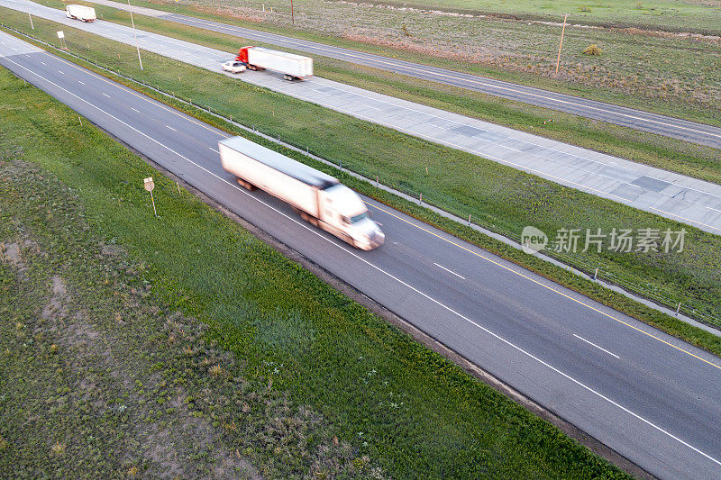 美国公路与卡车，鸟瞰图