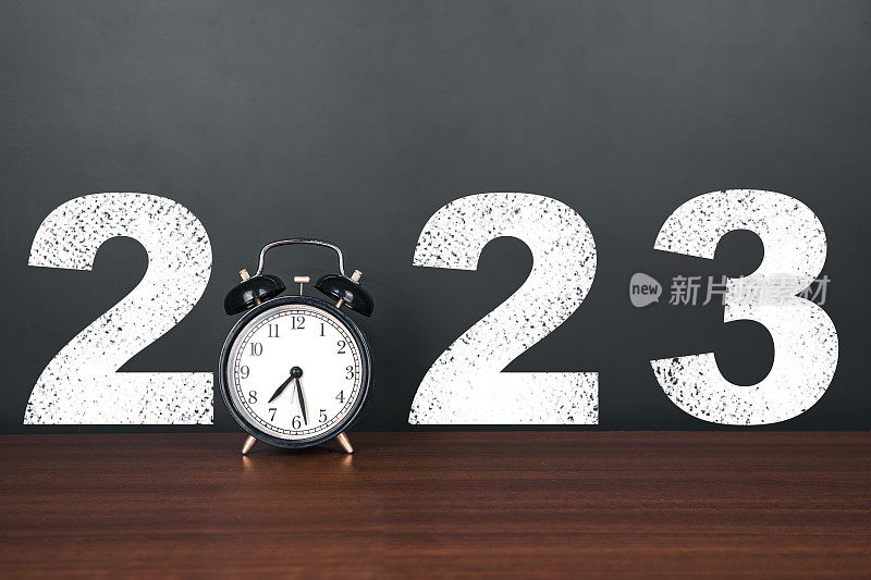 新年快乐:用时钟在黑板上写通往2023年的路