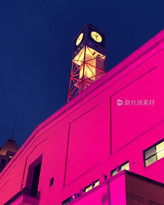 密西沙加市政厅的夜间照明