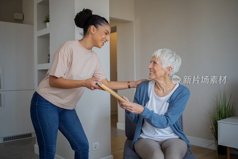 老年妇女与女儿共度美好时光