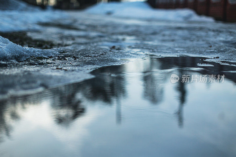 水坑。湿雪