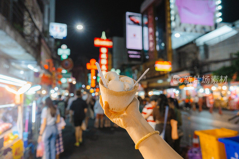 曼谷唐人街夜市的椰子冰淇淋