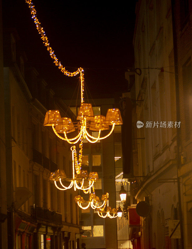 比利时布鲁塞尔街头冬夜的圣诞装饰灯