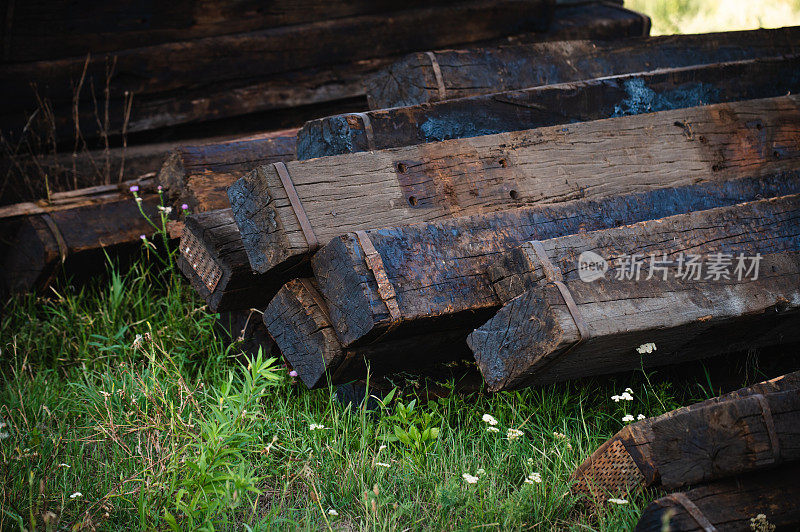修理铁路用的有裂缝的旧枕木