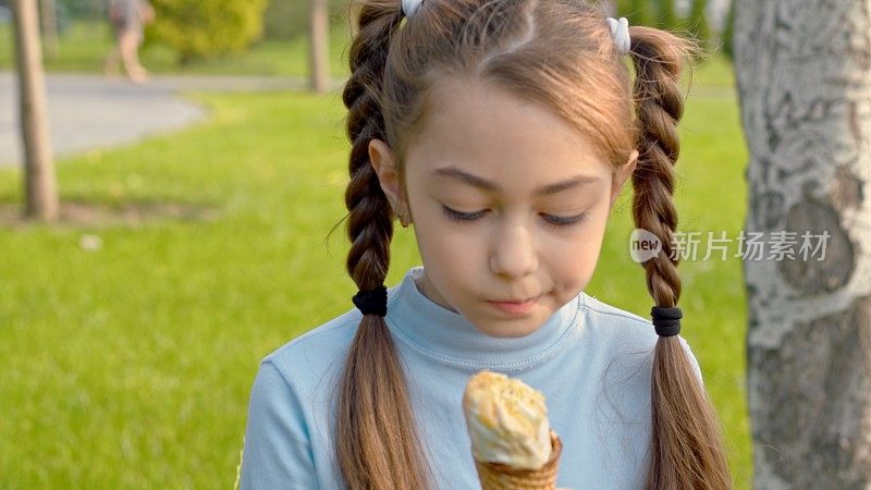 公园里的冰淇淋引起了一个小女孩的注意