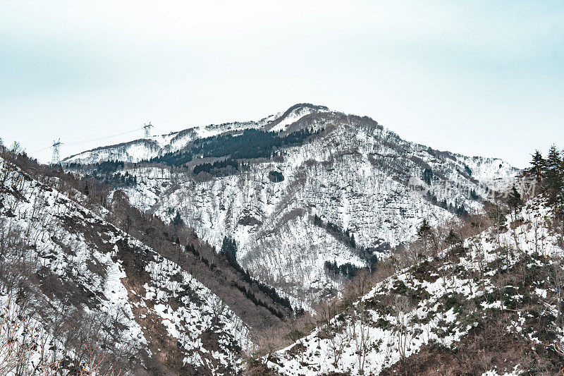 山顶在日本下雪