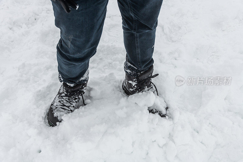雪地里的靴子