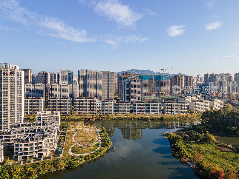 沿河的城市住宅和别墅