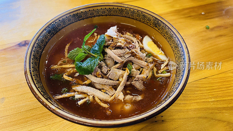 越南河粉，猪肉鸡蛋肉汤。