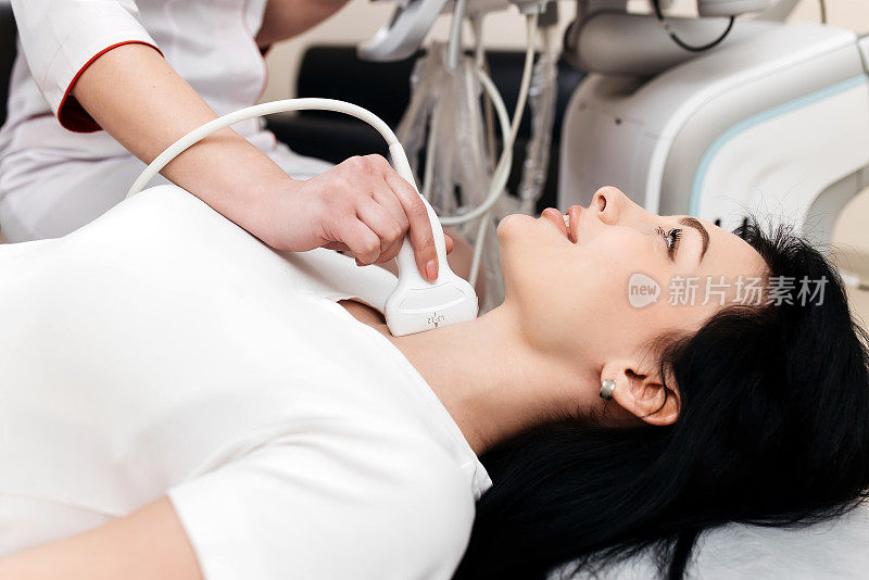 年轻女性病人在甲状腺超声检查期间躺在医务室的沙发上