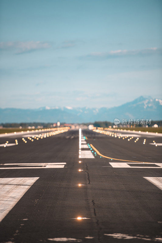 阿尔卑斯山下的机场跑道