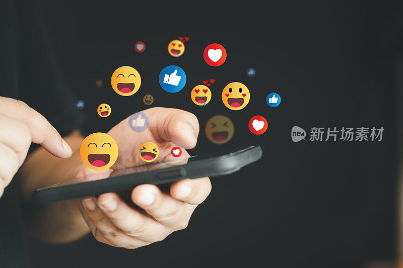 在手机上使用社交媒体概念的人，在智能手机屏幕上方显示社交媒体的通知图标。