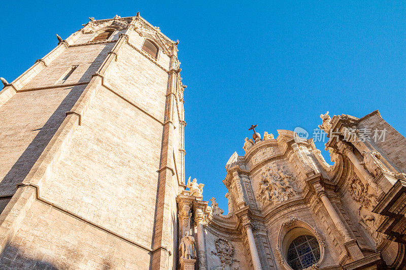 西班牙瓦伦西亚阿尔莫伊纳广场上圣母升天大教堂的“铁门”