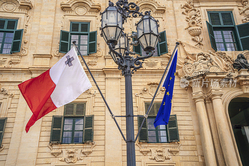马耳他瓦莱塔的马耳他和欧盟旗帜