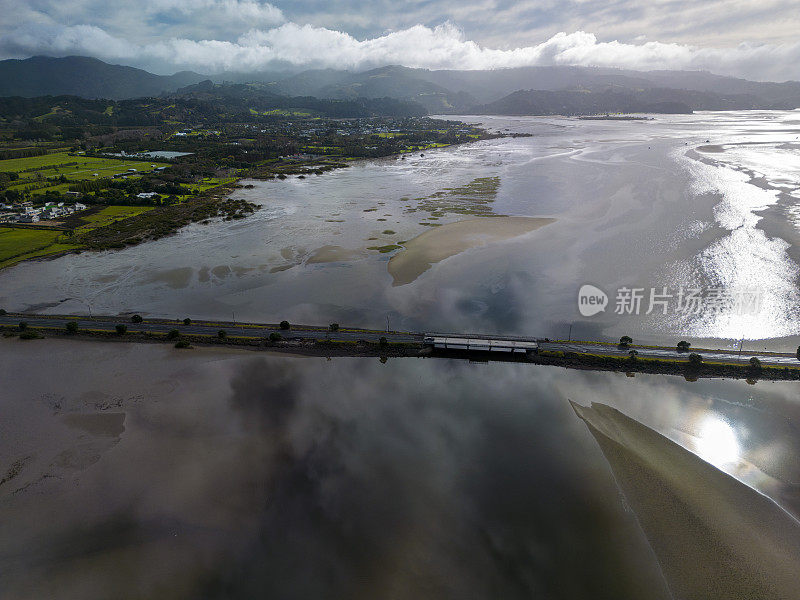 奥马哈海滩海岸线鸟瞰图，奥克兰，新西兰