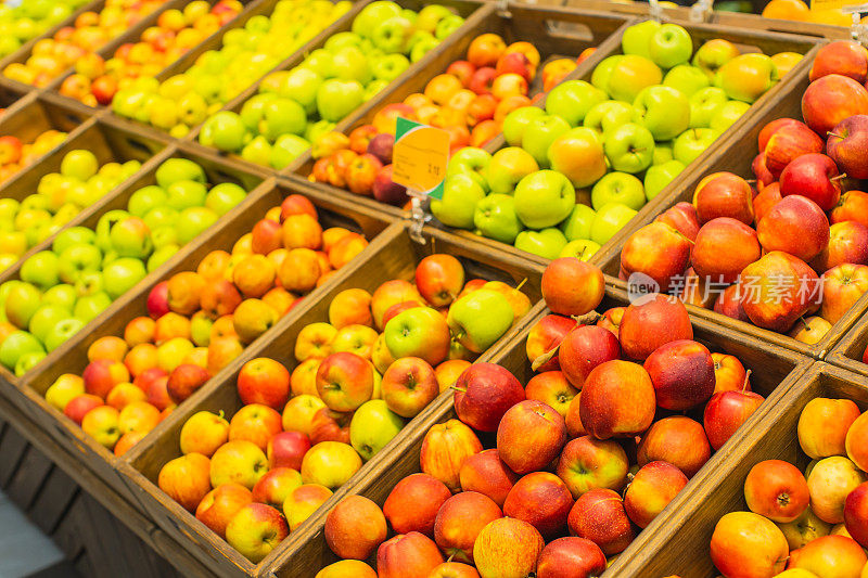 盒子里的红苹果和绿苹果。秋季市场。水果。素食主义。健康食品。选择