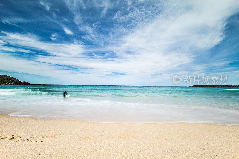 完美的阳光明媚的一天，在海滩与清澈的蓝天和白色的沙子