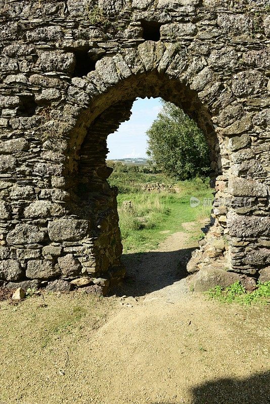 爱尔兰韦克斯福德郡的邓布罗迪修道院。