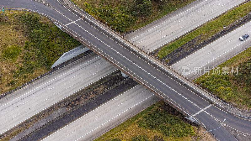 高速公路大桥的鸟瞰图