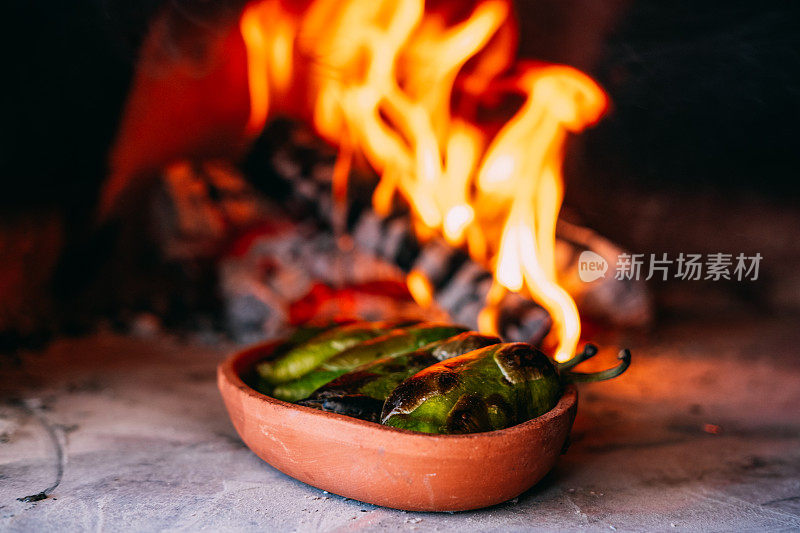 用传统石炉煮胡椒