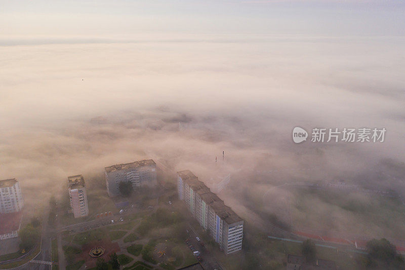 雾中的城市鸟瞰图。早晨的风景无人机摄影。可持续性。