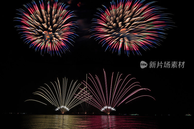 在芭堤雅国际烟花节拍摄的美丽多彩的烟花夜景