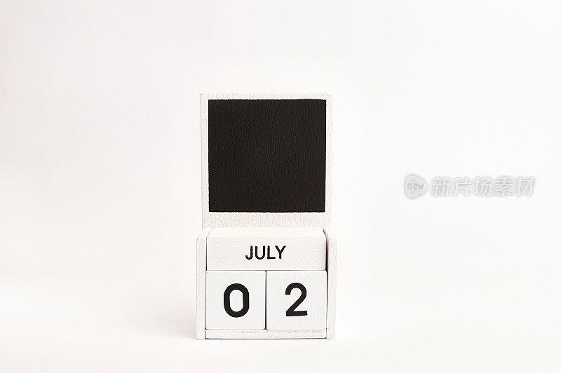 日期为7月2日的日历和设计师的位置。说明某一特定日期的事件。