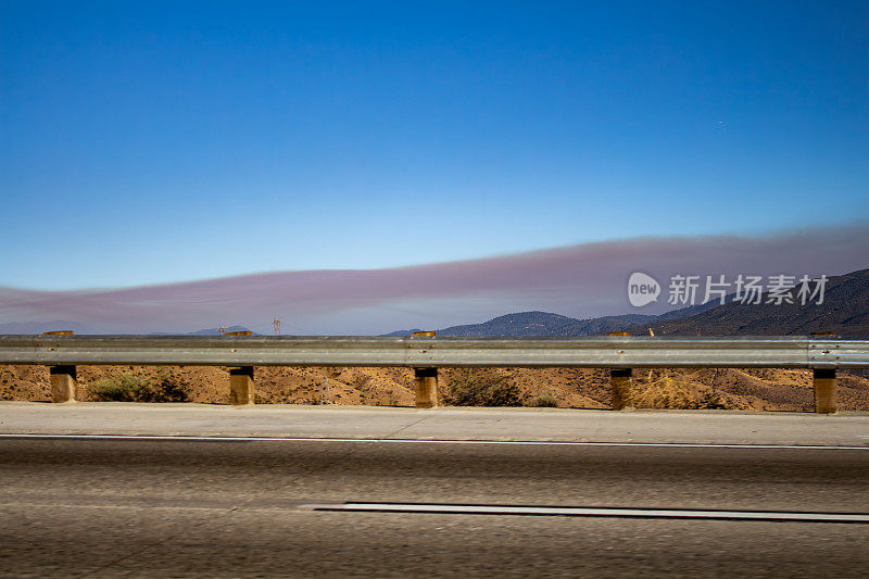 浓重的烟雾笼罩着洛杉矶附近的加州山丘