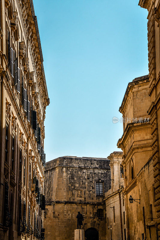 马耳他瓦莱塔雄伟的建筑和波卢·波法爵士雕像