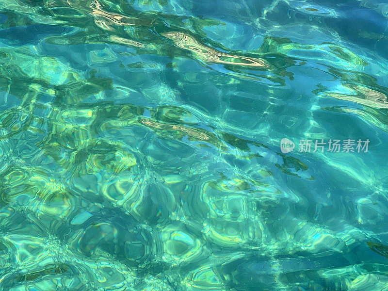 海水表面透明，水下海床。