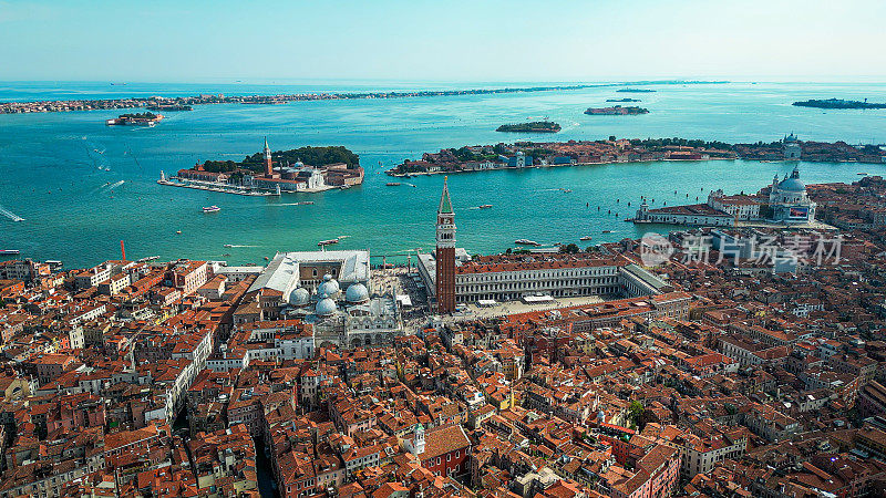 意大利威尼斯鸟瞰图，威尼斯建筑和运河的无人机拍摄，里亚托桥的鸟瞰图，标志性和独特的圣马可广场或圣马可广场的无人机场景，包括总督宫，大教堂和钟楼