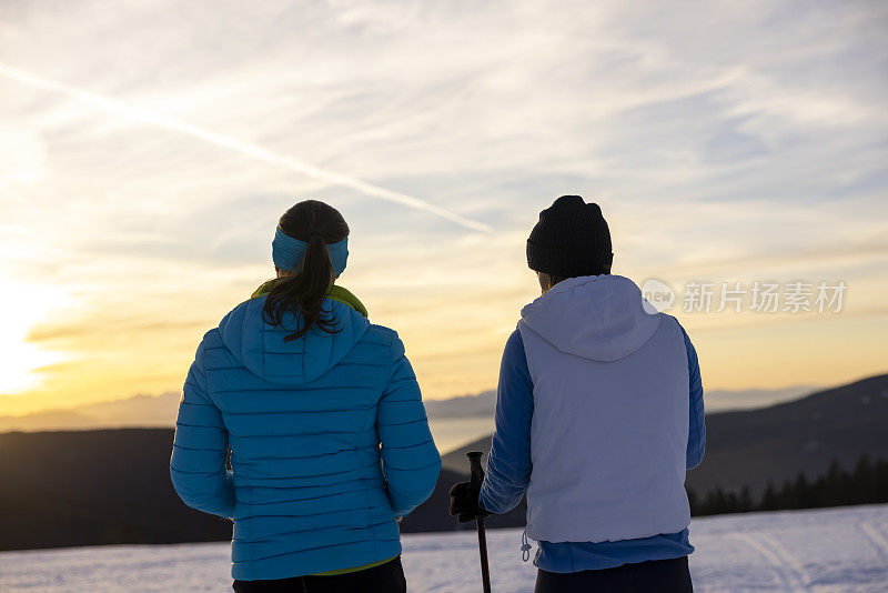 两个女人在滑雪假期欣赏山景