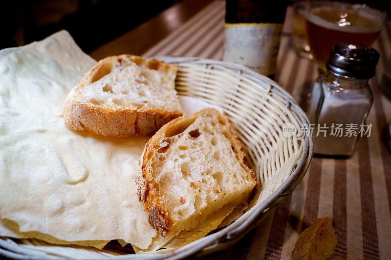 高档意大利餐厅的橄榄油面包开胃菜