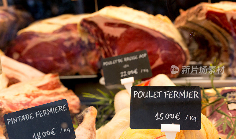 法国，巴黎:肉店橱窗