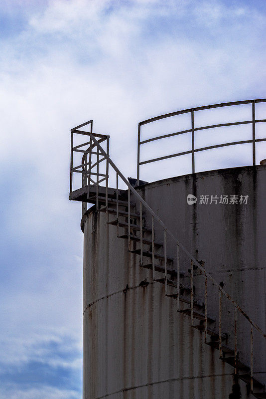 梯子爬楼梯水箱水金属水工业塔室外钢结构台阶建筑结构高工厂储存白色商业高集装箱储存石油设备