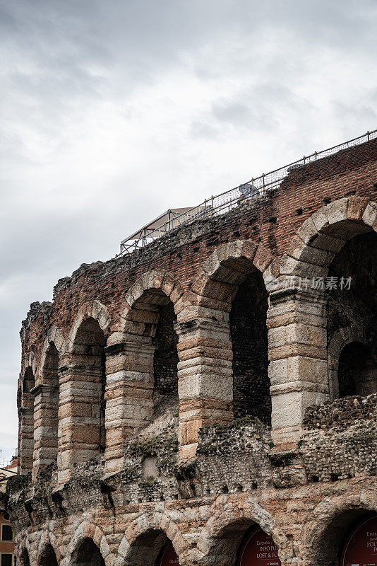意大利维罗纳著名古罗马圆形剧场的拱门侧视图和细节