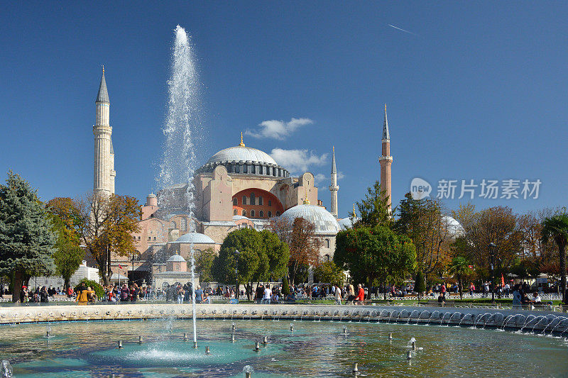 土耳其伊斯坦布尔，苏丹艾哈迈德广场上的圣索菲亚大教堂和喷泉
