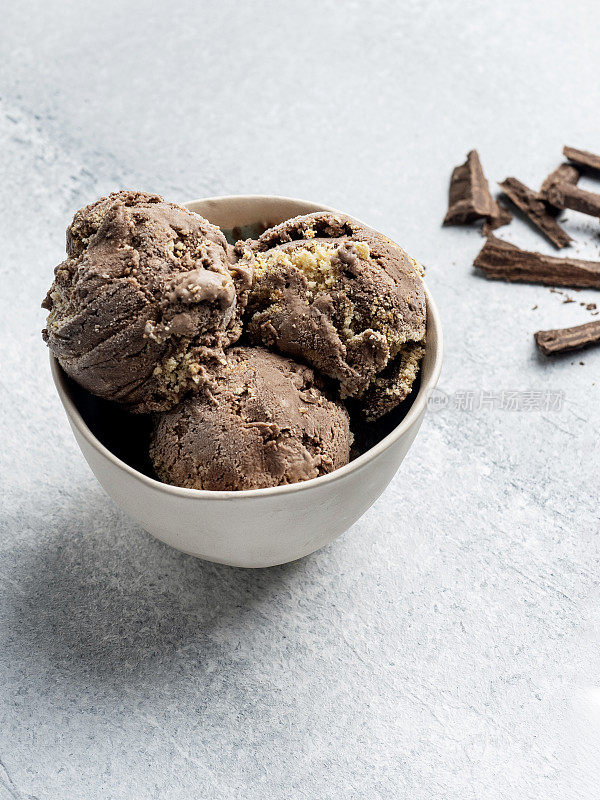 巧克力冰淇淋。一勺巧克力冰淇淋。